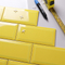 Azulejos de cerámica brillantes amarillos para paredes de baño Peel Stick Subway Tile 100 x 100