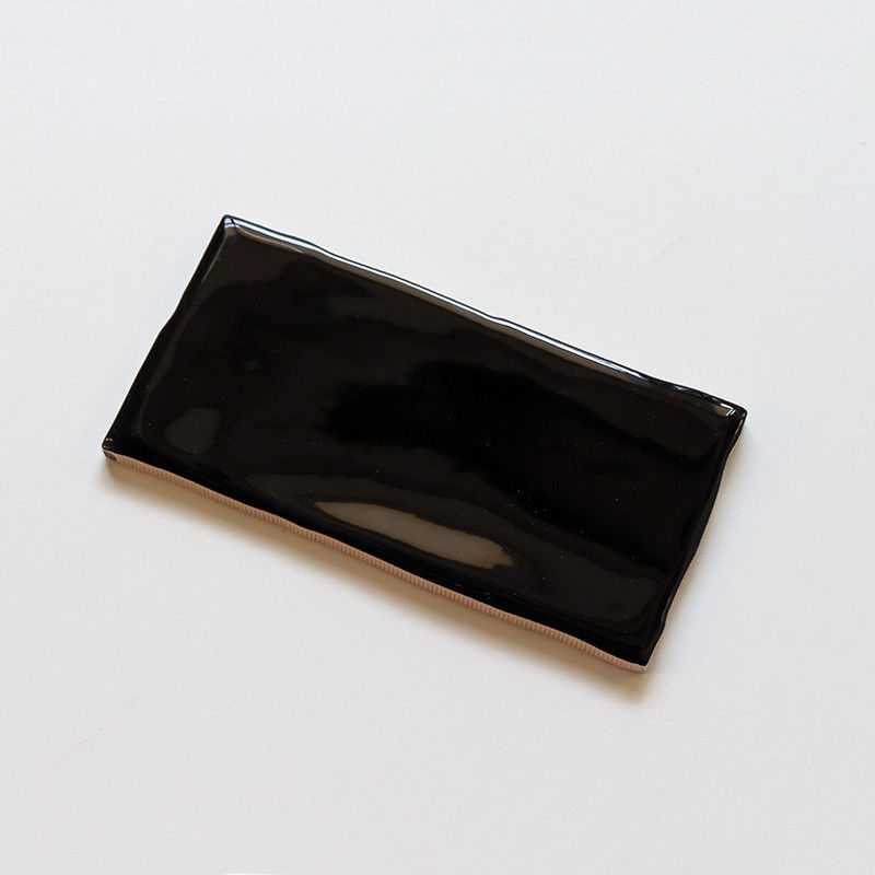 Azulejo de cocina de metro de cerámica negra de 75x150 mm de onda irregular